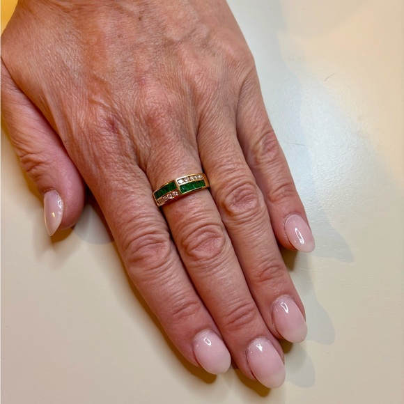 Elegant 14KT YellowGold Emerald and Diamond ring - Picture 9 of 9